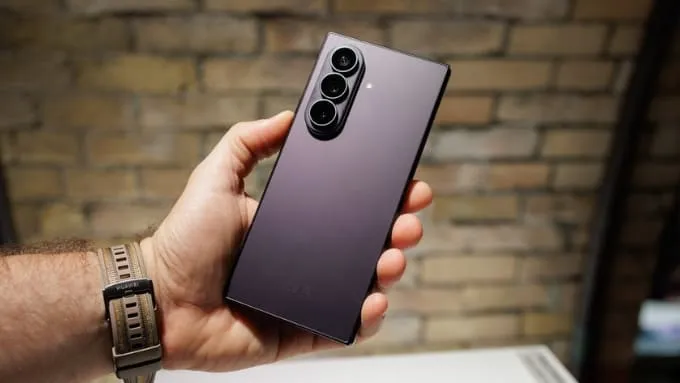 Galaxy Z Fold8 Ultra tiếp tục theo đuổi ngôn ngữ thiết kế gập dạng cuốn sách đặc trưng