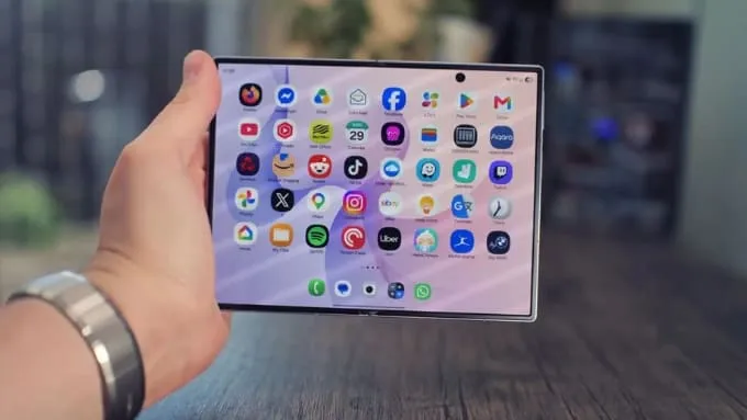 Galaxy Z Fold8 nằm ở bộ đôi màn hình được Samsung thay đổi mạnh về tỷ lệ