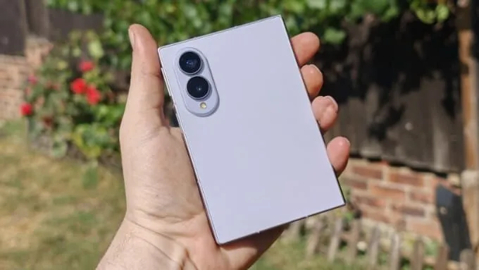 Galaxy Z Fold8 mang đến sự thay đổi rõ rệt với kiểu dáng “passport” ngắn và rộng