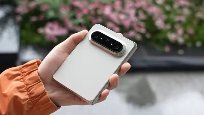 Huawei Pura X Max lựa chọn thiết kế gập ngang dạng quyển sách bản rộng
