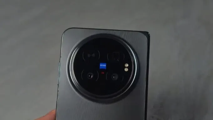 Vivo X Fold6 được đầu tư mạnh về phần cứng với hệ thống 3 camera 