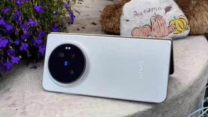 Vivo X Fold6 vẫn duy trì thiết kế gập ngang dạng cuốn sách 