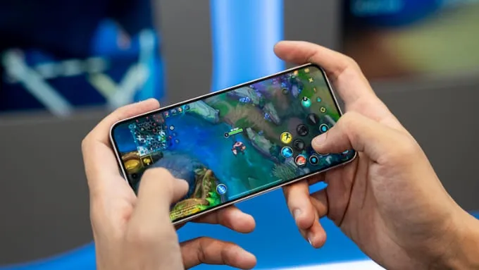 So sánh Samsung S25 và Google Pixel 10 về hiệu năng