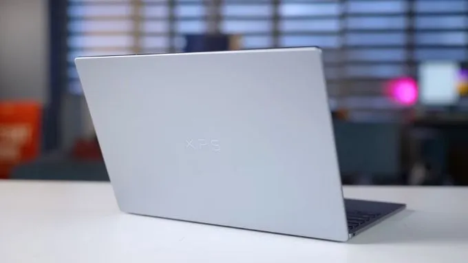 Dell XPS 13 2026 gây ấn tượng ngay ở trọng lượng chỉ khoảng 1.0 kg