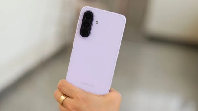 Samsung Galaxy A37 sở hữu thiết kế tương đối thanh thoát với thân máy mỏng