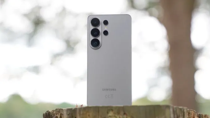 Galaxy S26 Ultra duy trì thiết kế với các ống kính camera bố trí riêng biệt