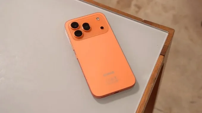 HONOR 600 Pro gây chú ý với cụm camera lớn đặt ở góc trái mặt lưng
