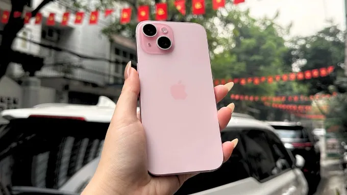 iPhone 15 là cảm giác cầm nắm thoải mái nhờ các cạnh được bo cong nhẹ
