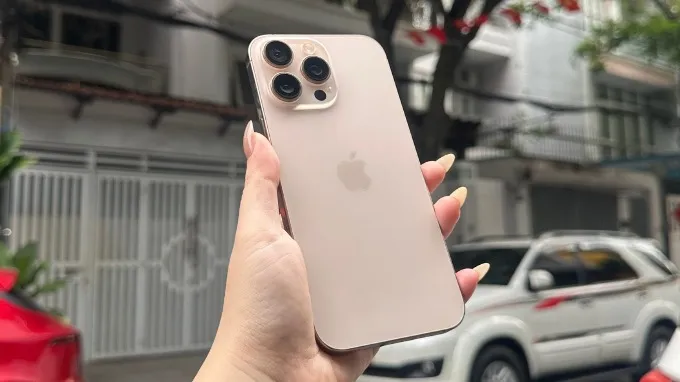 iPhone 16 Pro Max khẳng định đẳng cấp cao hơn hẳn khi được bọc bởi khung viền bằng titan
