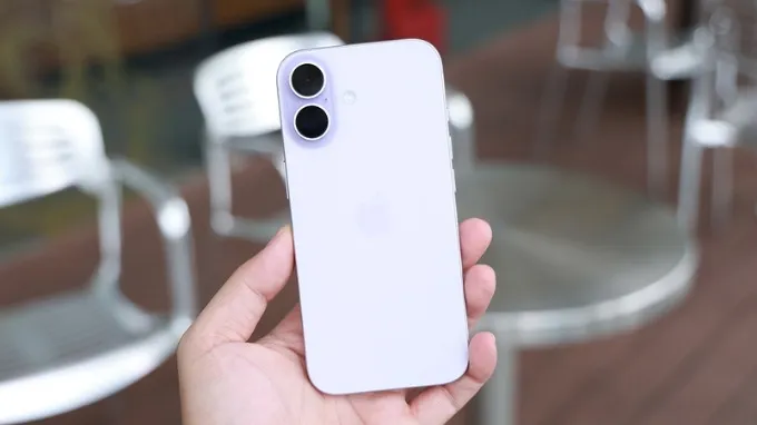 Mặt lưng của cả hai máy đều sử dụng chất liệu kính nhám cao cấp