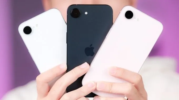 Về phía iPhone 17e, thiết bị tiếp tục đem đến vẻ ngoài tối giản quen thuộc