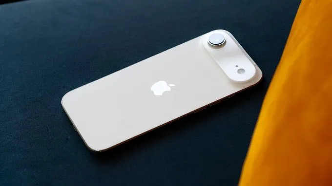 iPhone Air có kích thước 156.2 x 74.7 x 5.6 mm và trọng lượng chỉ 165 gram