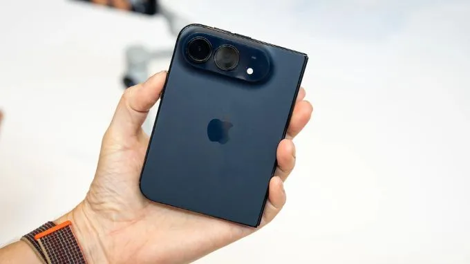 iPhone Duo có kích thước 117.8 x 164.6 x 5.2 mm khi mở
