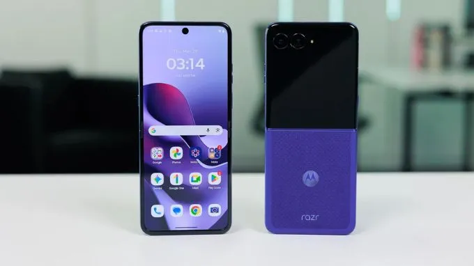 Motorola lại bổ sung thêm một nút AI chuyên dụng ở cạnh trái để kích hoạt Moto AI