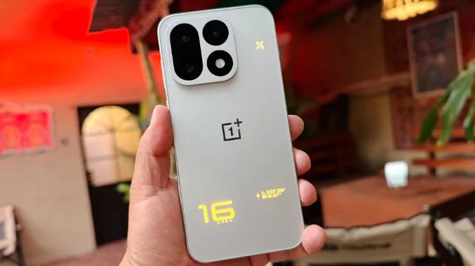 OnePlus 16 sở hữu thân máy 161.4 x 76.7 x 8.5 mm