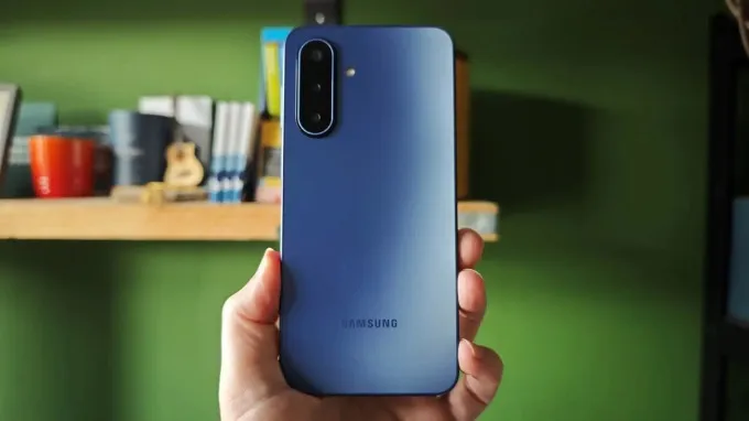Galaxy A17 được bảo vệ bằng kính Gorilla Glass Victus ở mặt trước và hỗ trợ eSIM
