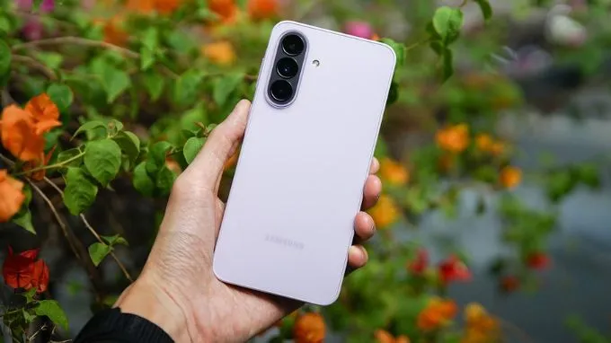 Cụm camera trên Galaxy A57 lồi hơn hẳn và có phần viền được phối màu