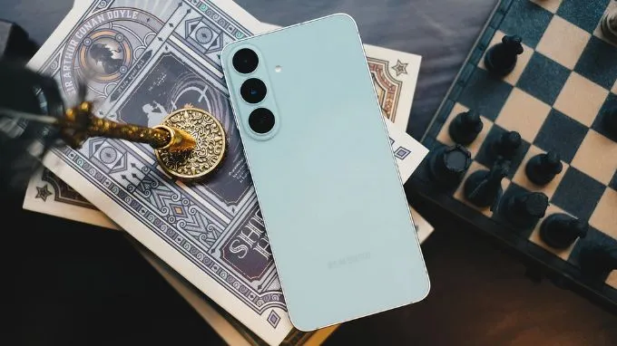 Galaxy S26 FE sử dụng cụm camera có màu sắc hài hòa với thân máy