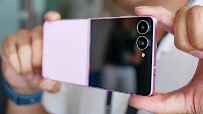 Galaxy Z Flip8 vẫn trung thành với những đường nét vuông vức
