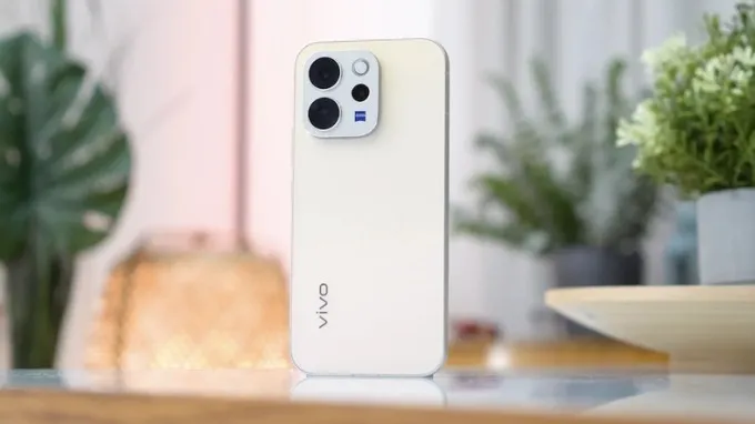 Vivo V70 5G sở hữu màn hình lớn 6.59 inch cùng viền màn hình siêu mỏng