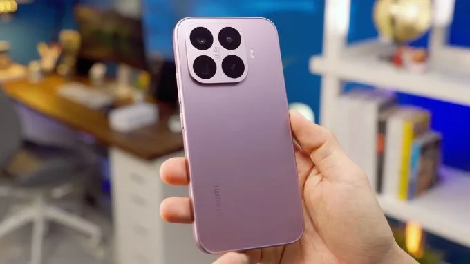 Đại diện đến từ Xiaomi mang đến một vẻ ngoài hầm hố, hiện đại và đậm chất công nghệ