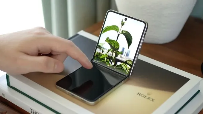 Galaxy Z Flip8 xuất xưởng với giao diện One UI 9 trên nền Android 17