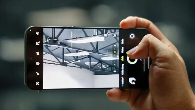 Vivo X300 nổi bật hơn ở khả năng nhiếp ảnh khi sở hữu camera chính độ phân giải lên tới 200MP