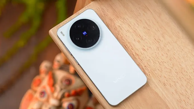 Vivo X300 gây ấn tượng với thiết kế nhỏ gọn hơn