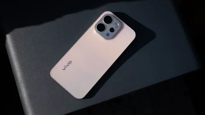 Vivo V70 sở hữu thân máy mỏng khoảng 7.59mm