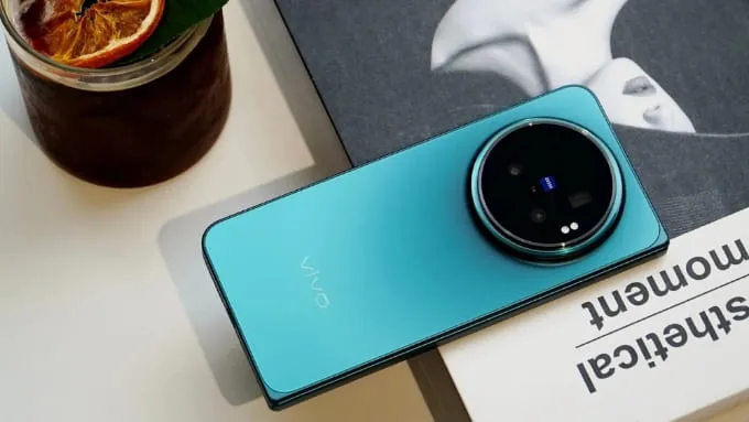 Vivo X Fold 6 theo đuổi thiết kế gập sách với thân máy mỏng nhẹ hơn so với thế hệ trước