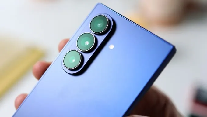 Galaxy Z Fold 7 sở hữu cụm camera sau gồm camera chính 200MP ISOCELL HP2 (1/1.3 inch, OIS)