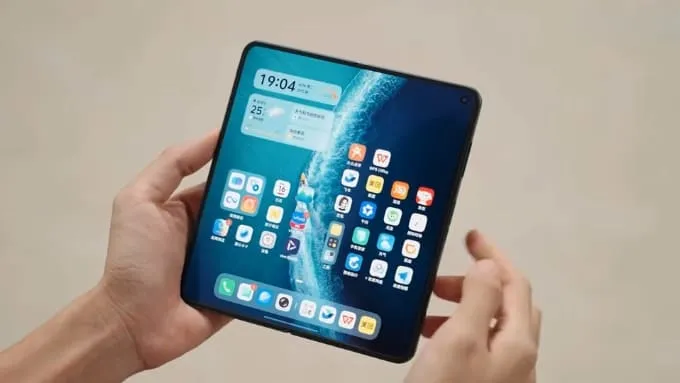 Cả 2 máy đều sở hữu màn hình gập kích thước lớn
