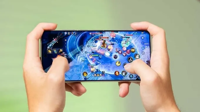 Cả 2 gần như không có quá nhiều khác biệt về hiệu năng