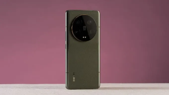 Xiaomi 13 Ultra lớn hơn đôi chút với số đo 163.2 x 74.6 x 9.1 mm