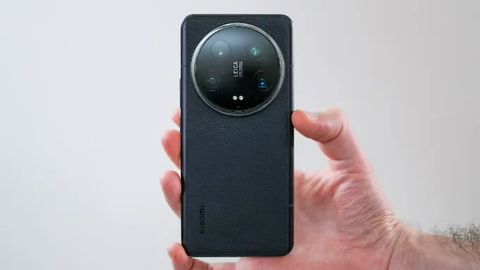Xiaomi 14 Ultra có kích thước 161.4 x 75.3 x 9.2 mm