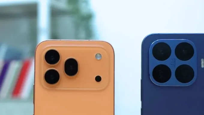 Cả hai đều sở hữu cụm ba camera phía sau