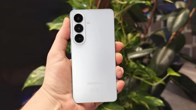 Galaxy S26 Plus ghi điểm với thiết kế mỏng nhẹ hơn đáng kể khi chỉ dày 7.3 mm