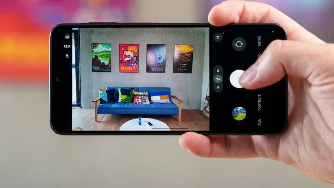Samsung Galaxy A17 lại có lợi thế rõ ràng hơn về độ đa dụng khi sở hữu hệ thống 3 camera sau