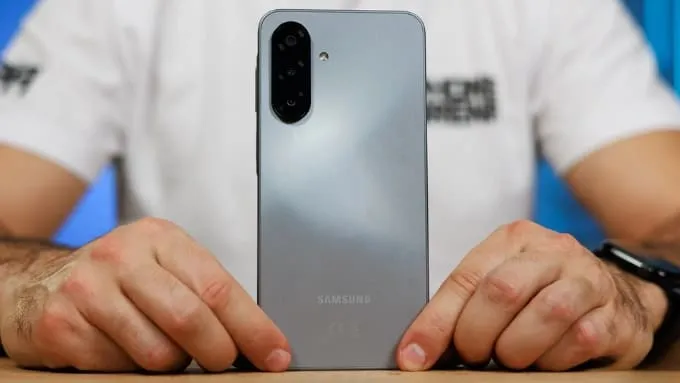 Samsung Galaxy A17 lại theo đuổi hướng thiết kế mỏng nhẹ và thanh lịch hơn