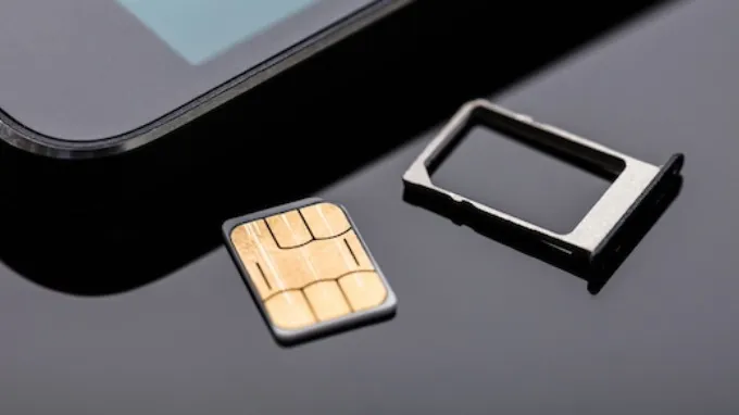 Tháo SIM, thẻ nhớ và vệ sinh thiết bị trước khi cất