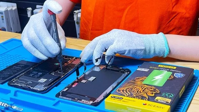 Thay pin tại cửa hàng có kỹ thuật viên chuyên môn