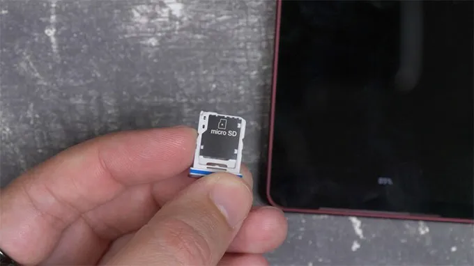 Xperia 1 VIII có các tùy chọn 256GB, 512GB và 1TB, nhưng điểm cộng lớn là khe cắm thẻ nhớ microSDXC 