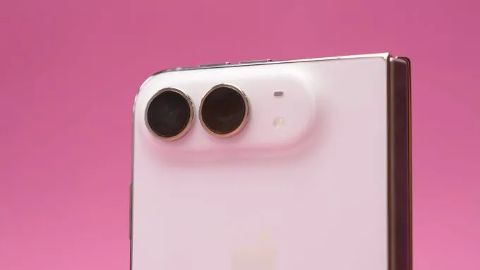 Mặt lưng iPhone Duo tiếp tục theo đuổi phong cách tối giản