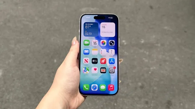 Dynamic Island và cổng Type-C hiện đại không lỗi thời