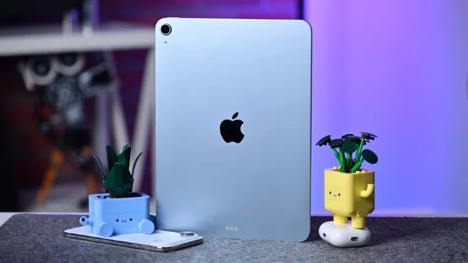 iPad Air M4 vẫn trung thành với ống kính đơn tối giản