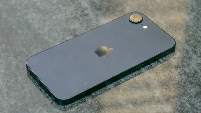 iPhone 16e sở hữu kích thước 146.7 x 71.5 x 7.8 mm