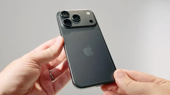 iPhone 18 Pro đem đến trải nghiệm cầm ôm sát vào lòng bàn tay