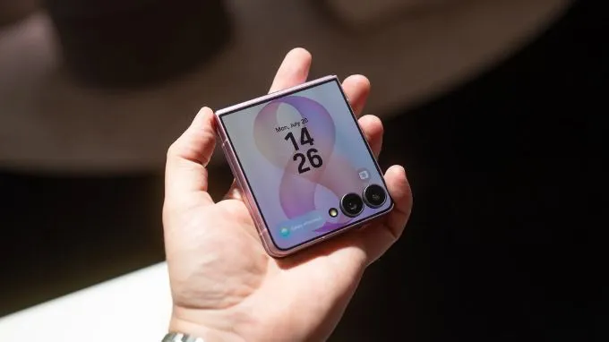 Một trong những lý do nên mua Z Flip8 là thiết kế mỏng nhẹ