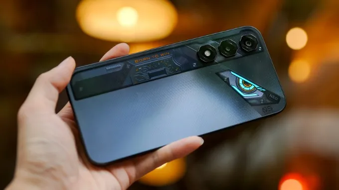 Mặt lưng của Nubia Neo 5 được bao phủ bởi các họa tiết vân sợi carbon