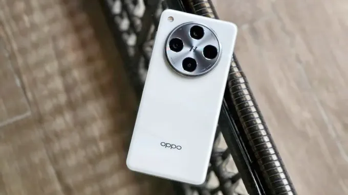 OPPO Find X8 Pro lớn hơn đáng kể với thông số 162.3 x 76.7 x 8.2 mm